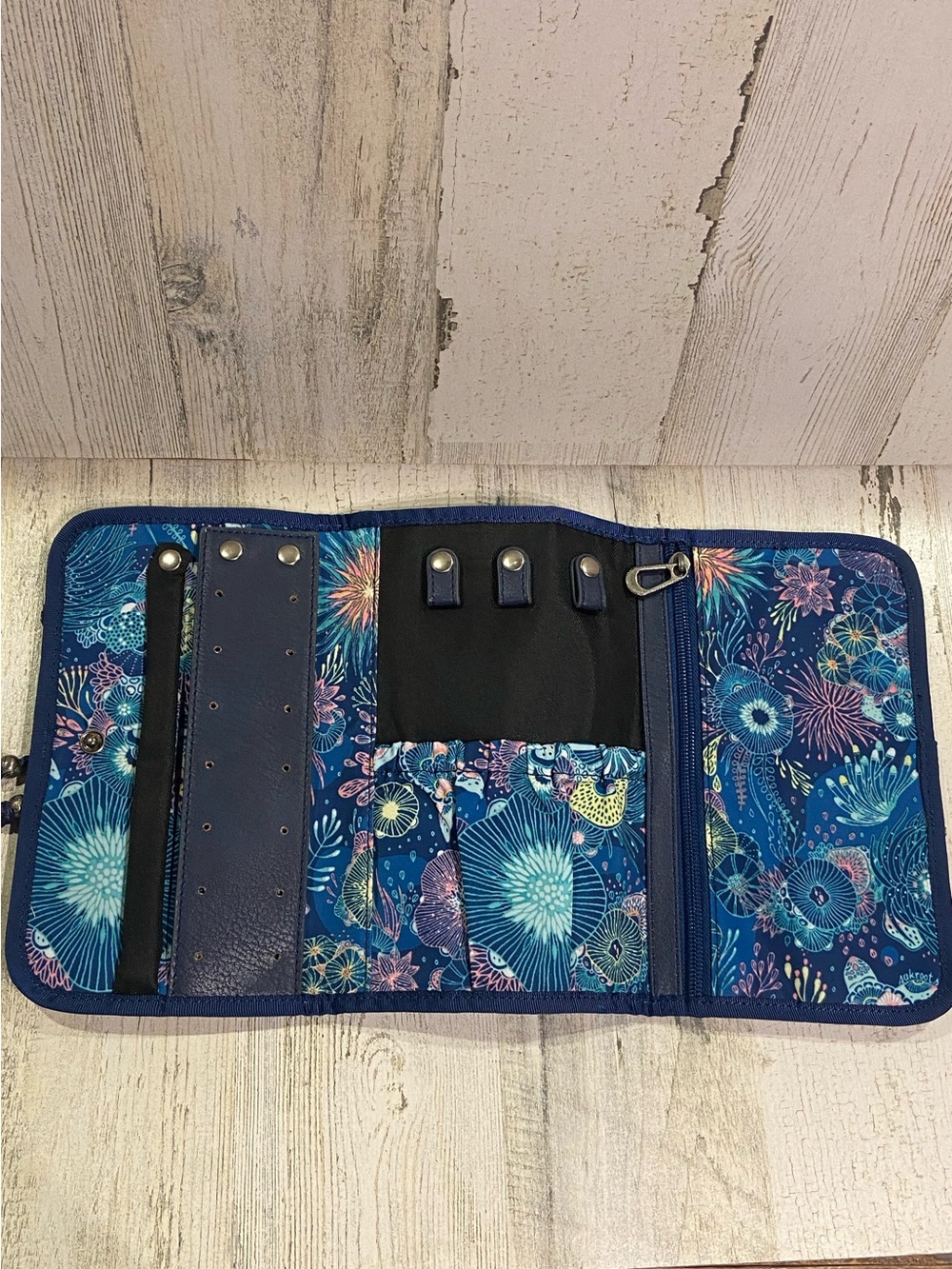Sakroots Artist Circle Seascape Turtle Travel Jewelry Organizer - Picture 4 of 12